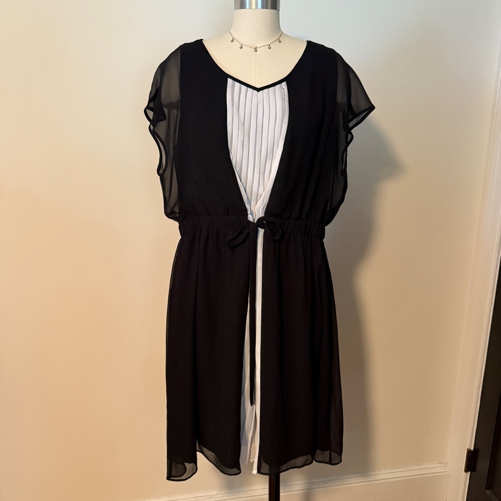 Lane Bryant Black and White Pleat Front Short Sleeve Dress